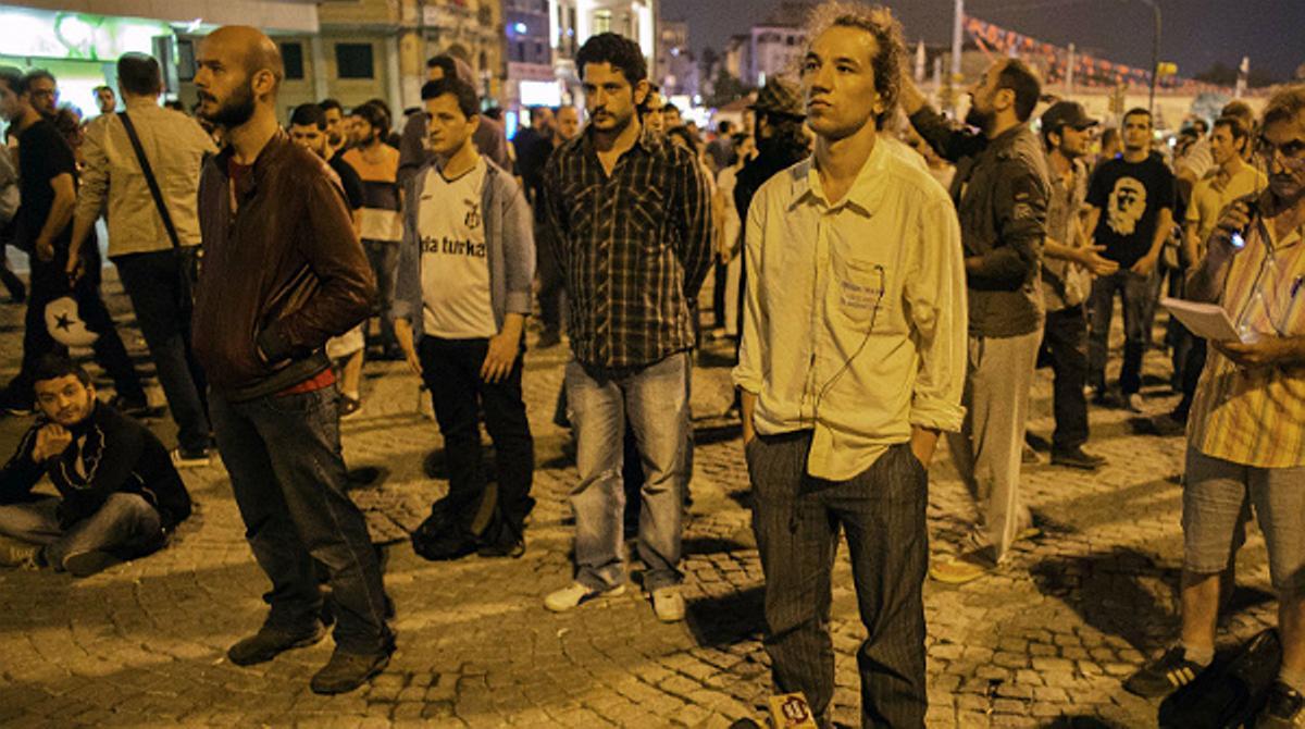 Aquest dilluns a la matinada, desenes de persones s’han estat immòbils i en silenci a la plaça Taksim en senyal de protesta fins que han estat desallotjats.