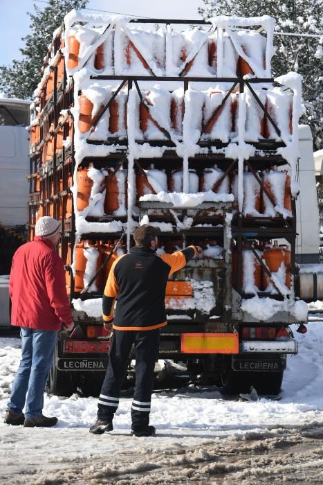 La nieve complica el tráfico en la A-6