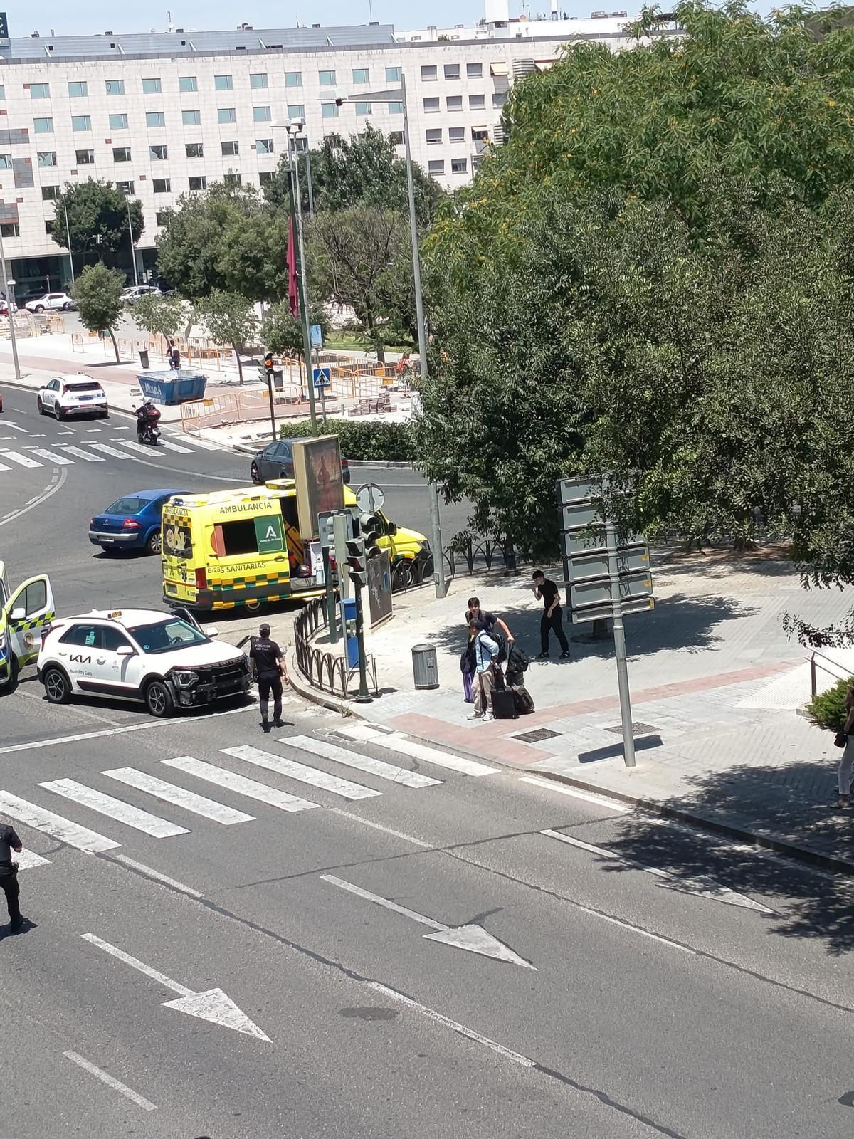 Una ambulancia traslada al motorista herido este martes en la avenida de América.