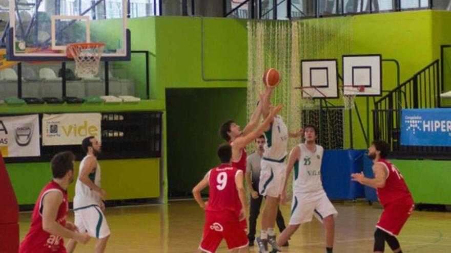Un momento del partido disputado ayer en Navia entre el VGO Basket y el Fundación B. León. // FDV
