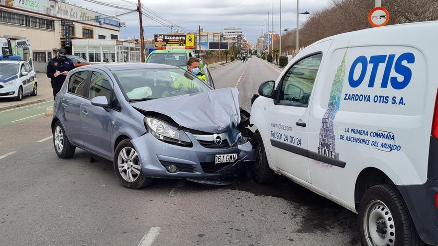 Un contundente choque entre dos vehículos deja un herido en Castelló