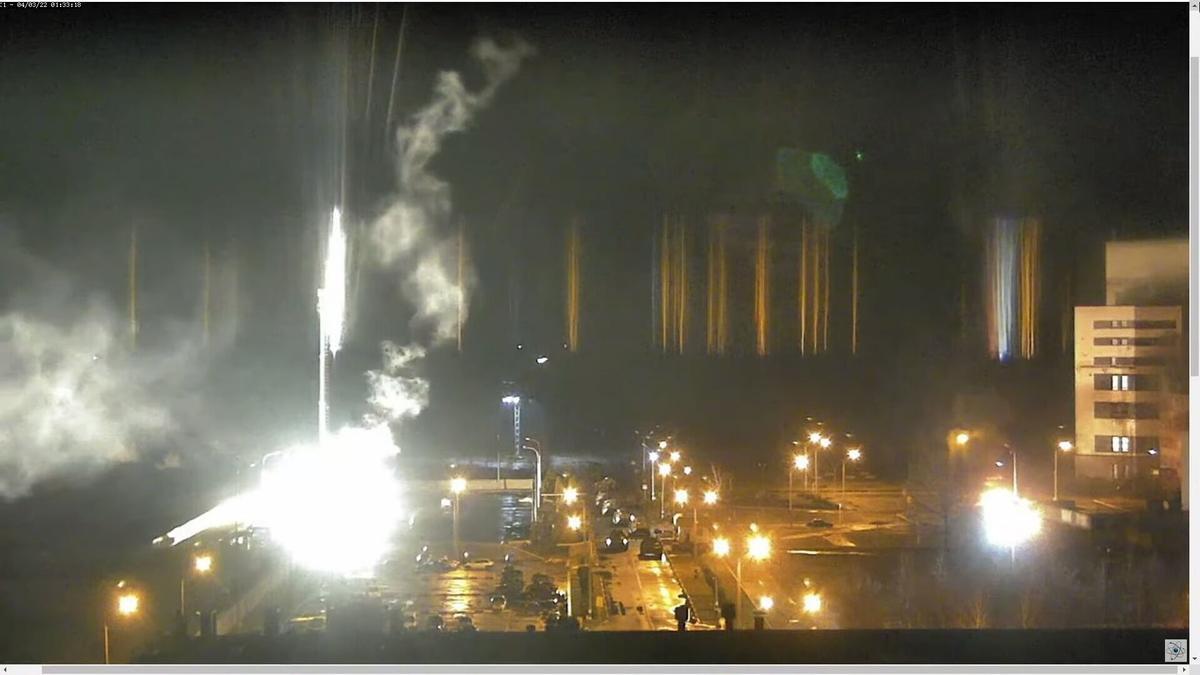 Energodar (Ukraine), 04/03/2022.- UNA CAMARA DE VIGILANCIA DE UN FUEGO EN LA CENTRAL DE ZAPORIYIA, LA MAYOR CENTRAL NUCLEAR DE EUROPA, DURANTE SU CAPTURA POR EL EJERCITO RUSO.