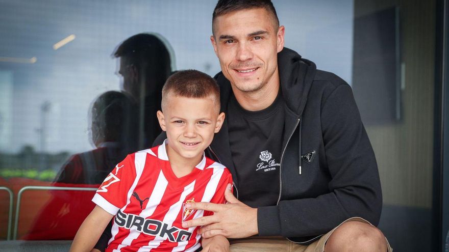Uros Djurdjevic visita a sus excompañeros en la sesión en Mareo