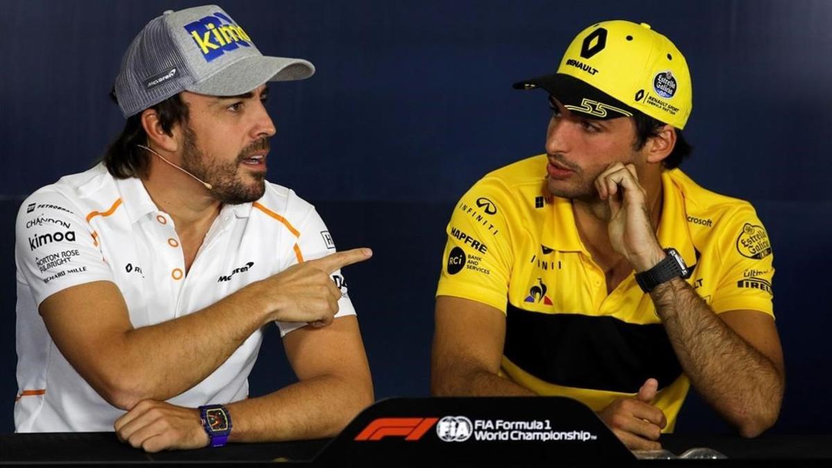 Fernando Alonso (McLaren) y Carlos Sainz (Renault), en el GP de Barcelona, el pasado mes de mayo.