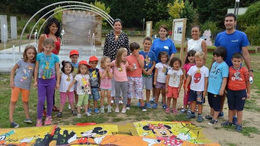 La alcaldesa con niños de un campamento en el parque. // D. P.