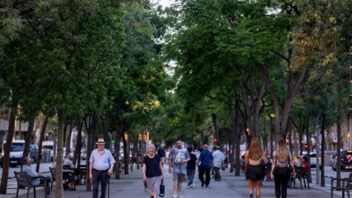 Ciutadans passegen per la rambla de Guipúscoa, a Barcelona.