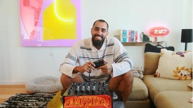 Borja Iglesias, junto a su camiseta de celebración del Mundial, una cámara y su mesa de DJ.