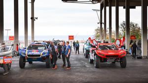 Vehículos que participarán en el Dakar 2024, ayer en Barcelona.
