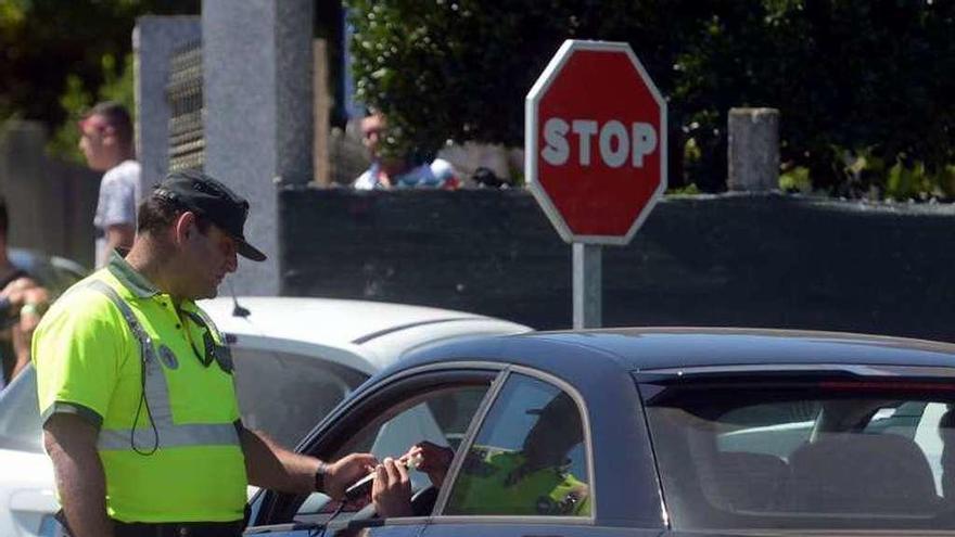 Control de alcoholemia de la Guardia Civil en Vilagarcía. // Noé Parga