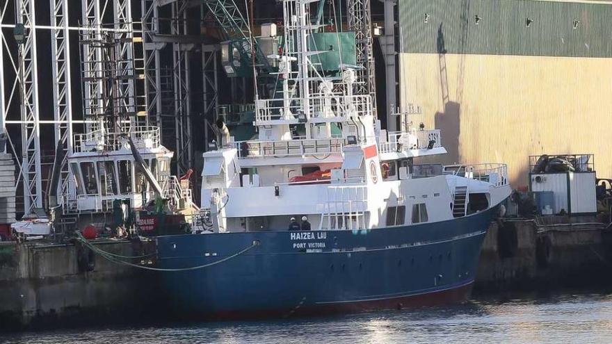 El macicero &quot;Haizea Lau&quot;, el último buque construido por Armón Vigo, en el muelle de armamento. // A.I.