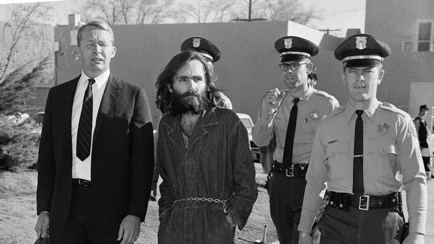 Charles Manson es conducido al juzgado, en diciembre de 1969.