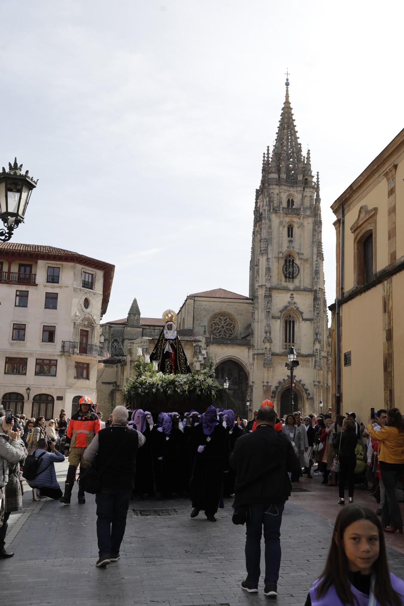 La Dolorosa atraviesa el Oviedo Antiguo: así fue la procesión de la Soledad