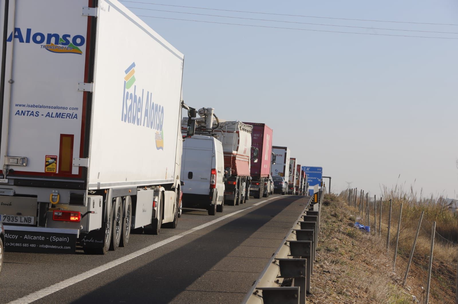 Las tractoradas dificultan el tráfico en la A-7 hacia Valencia