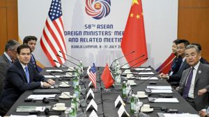 El secretario de Estado de EEUU, Marco Rubio, y el ministro de Exteriores chino, Wang Yi, durante su encuentro en el marco de la cumbre de la ASEAN, este viernes en Kuala Lumpur.