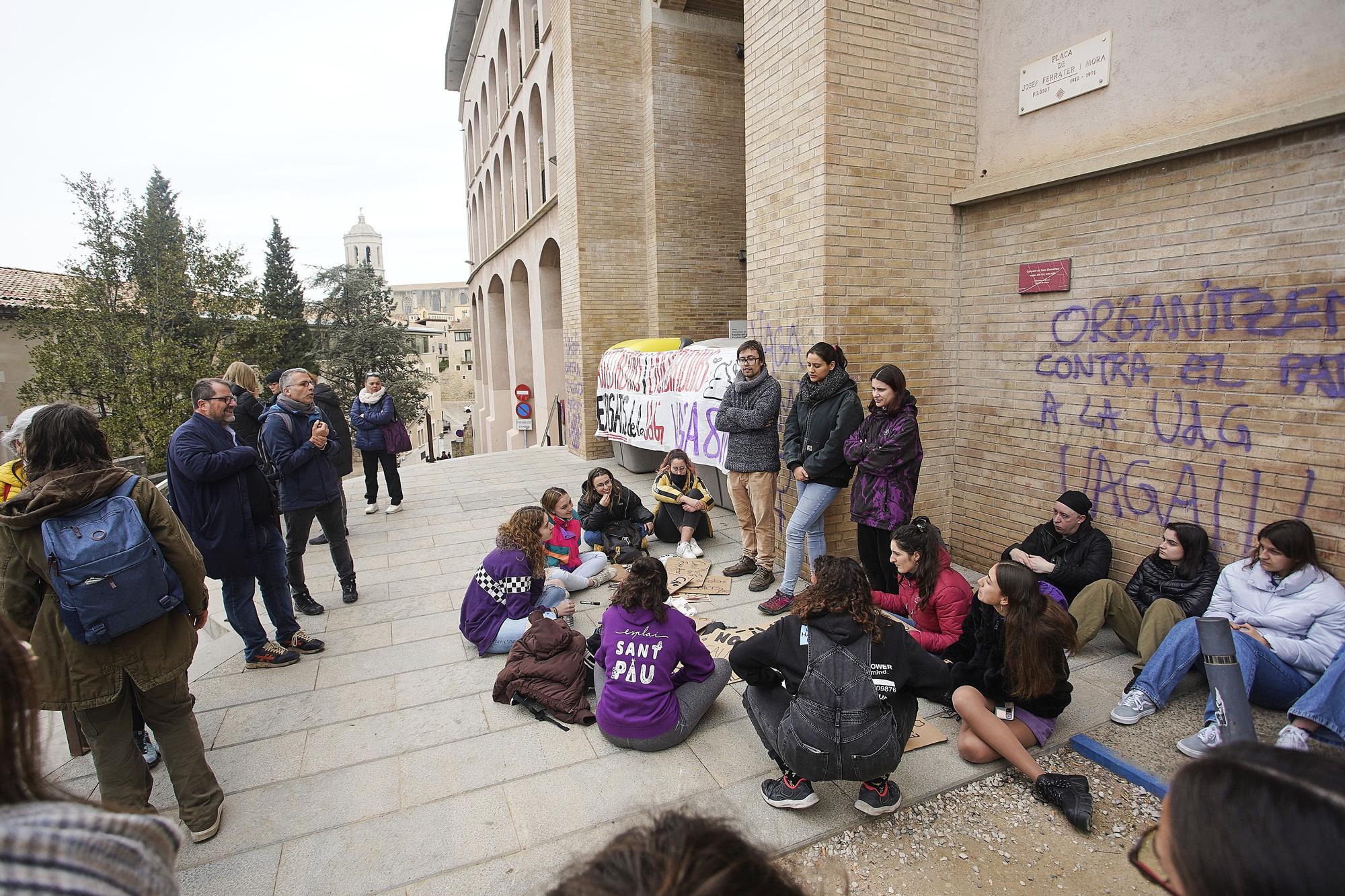 Els piquets per la vaga feminista bloquegen l'entrada al Campus del Barri Vell de la UdG