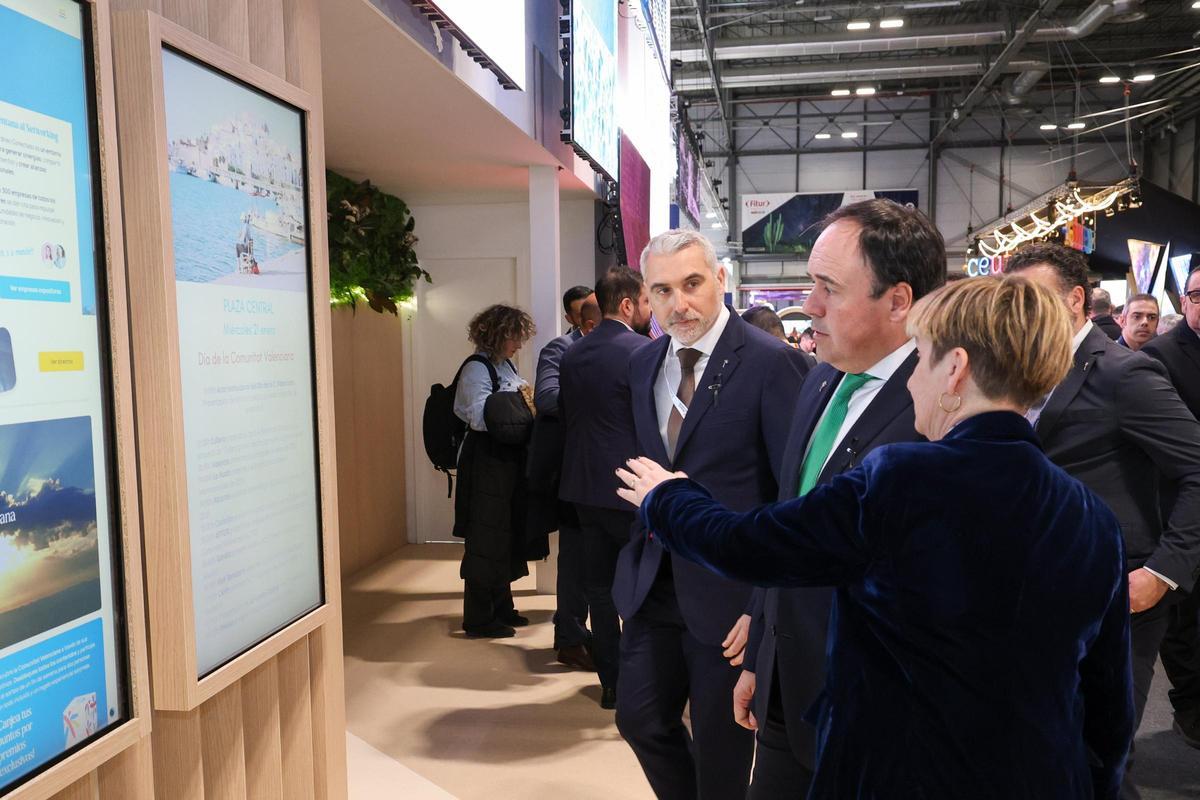 Visita del president al estand de la Comunitat en Fitur.