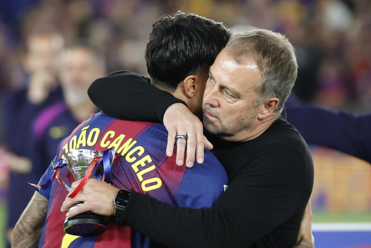 BARCELONA, 10/05/2026.- El técnico alemán del FC Barcelona, Hansi Flick se abraza con el jugador portugués Joao Cancelo durante la celebración del título de Liga a la finalización del encuentro correspondiente a la jornada 35 de LaLiga que FC Barcelona y Real Madrid disputaron este domingo en el Camp Nou, en Barcelona. EFE/Andreu Dalmau