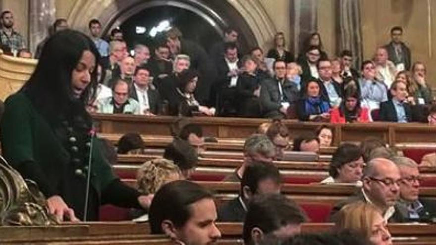 Adriana Delgado s&#039;estrena al Parlament preguntant sobre la crisi dels refugiats