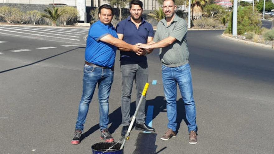 Gustavo Pérez, Airam Puerta y Juan Ramón Martín junto a la raya azul.