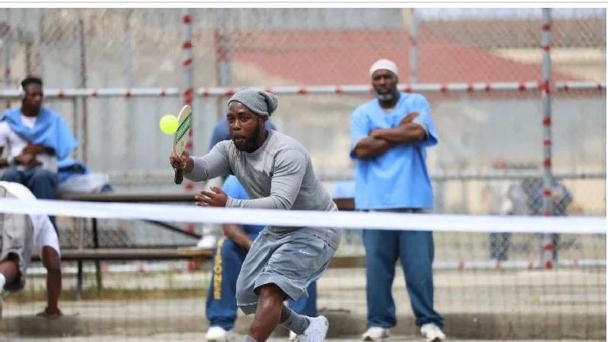 Un fotograma de la película Pickleball in Prison.