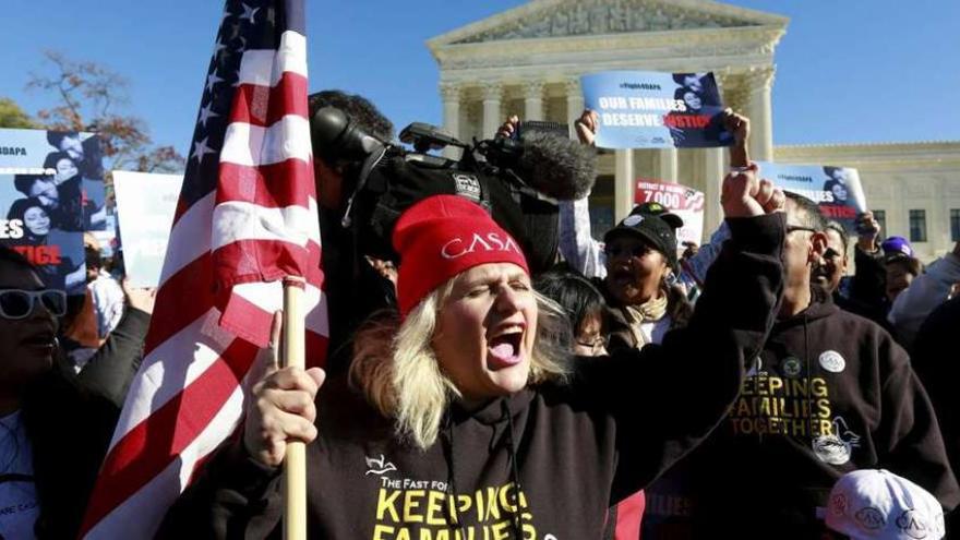 Protesta de inmigrantes delante de la sede del Supremo estadounidense, al cumplirse un año del decreto de regularización de Obama. // Reuters