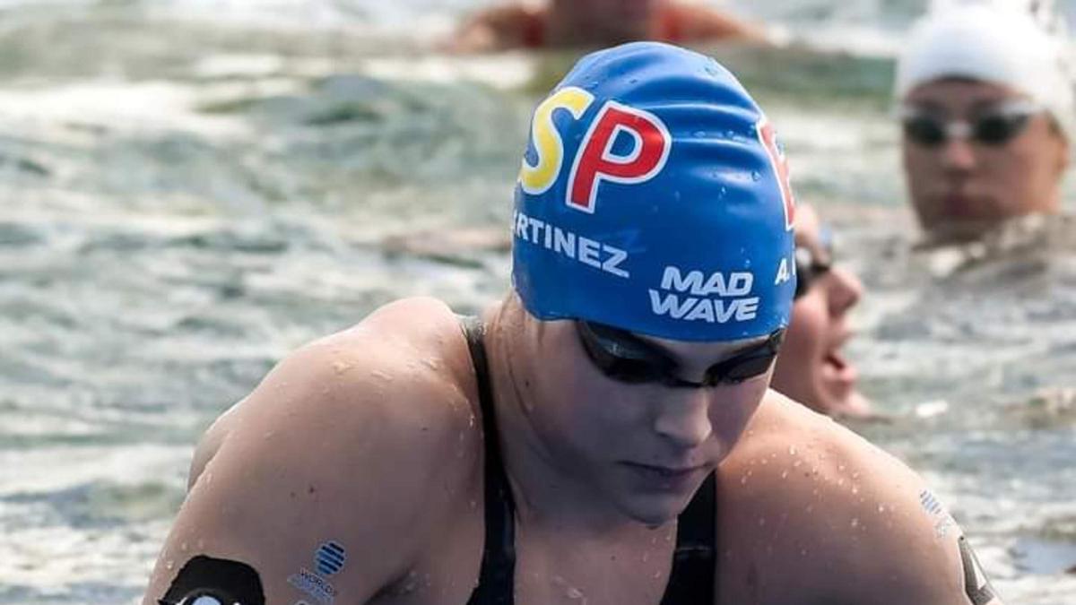 Ángela Martínez, saliendo del agua, tras finalizar la prueba de 10 kilómetros en aguas abiertas del Mundial de Doha (Catar)