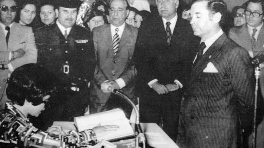 Inés Ayllón jura el cargo como alcaldesa de Istán ante el gobernador Víctor Arroyo en 1972. A la derecha, el joven alcalde Enrique Bolín.