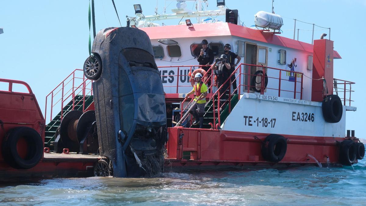 Trabajos de los buzos para rescatar el coche de Salinetas