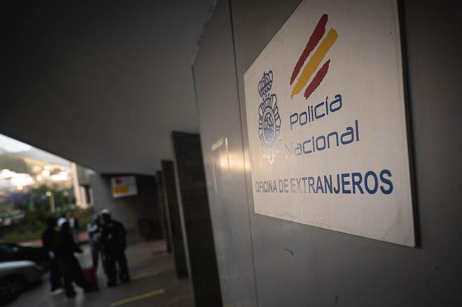Primer día de regularización exprés en las oficinas de extranjería