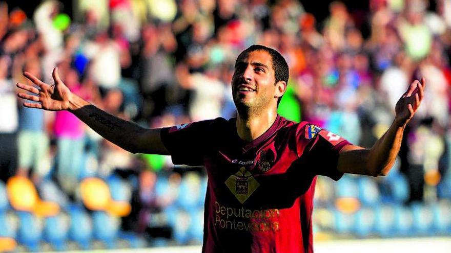 Fran Fandiño celebra el segundo gol de los granates en Pasarón.