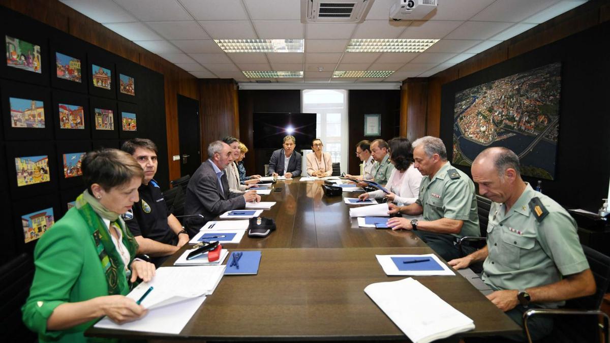 Participantes en la Junta Local de Seguridad de ayer en Pontevedra. |   // RAFA VÁZQUEZ