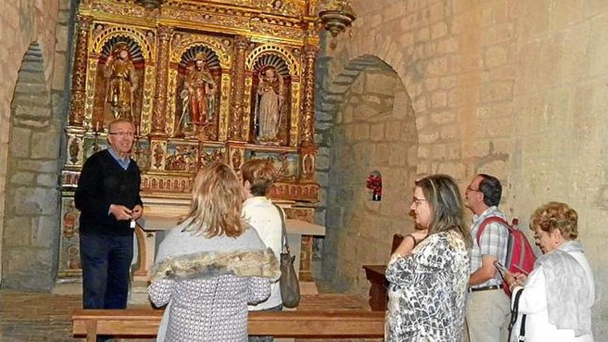 Un moment de la visita als retaules barrocs del Solsonès