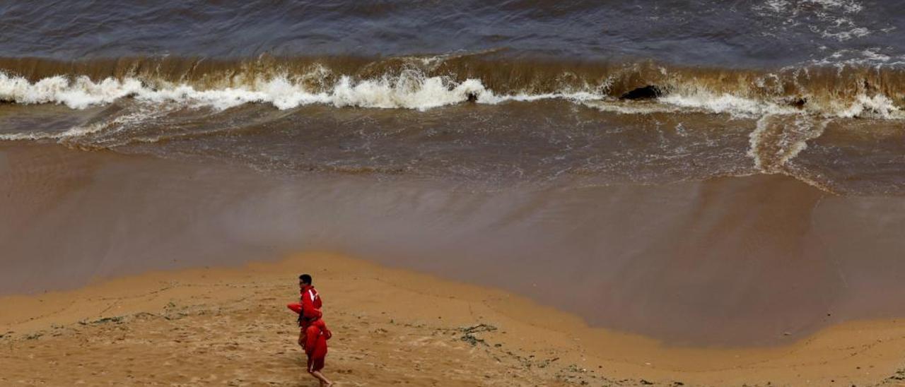 &quot;Es habitual&quot;, afirman los biólogos sobre la formación de espumas de algas en la costa