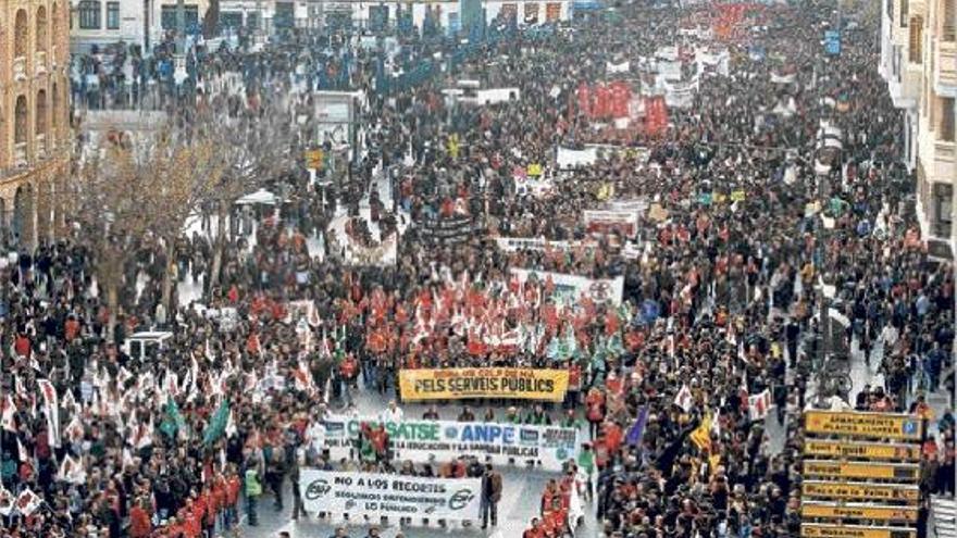 Decenas de miles de personas vuelven  a la calle en Valencia contra los recortes