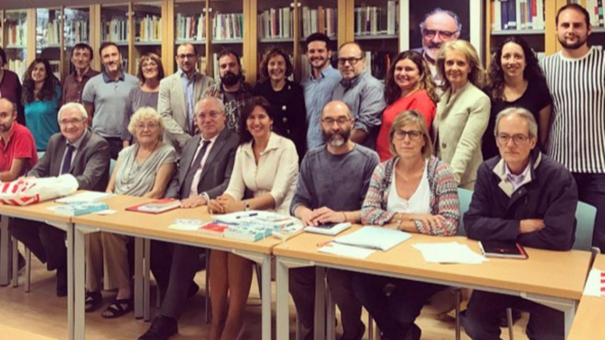 Miembros de la Institució de les Lletres Catalanes, en la fotografía que acompaña el mensaje de protesta por la intervención de sus cuentas.