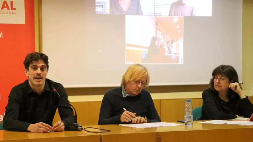 Els treballadors del Govern a l'exterior reclamen l'equiparació: “Demanem drets tan bàsics com una baixa per maternitat"