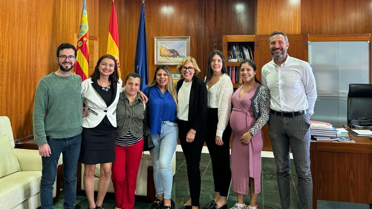 La alcaldesa y los concejales Fátima Jarjor y Enrique Escrivá con las representantes de Madres Poderosas