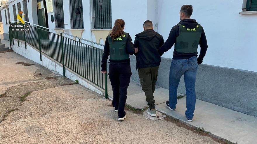 Fracturas y pinchazos: un hombre de 25 años causó 6.000 euros en daños a 18 vehículos en Yátova