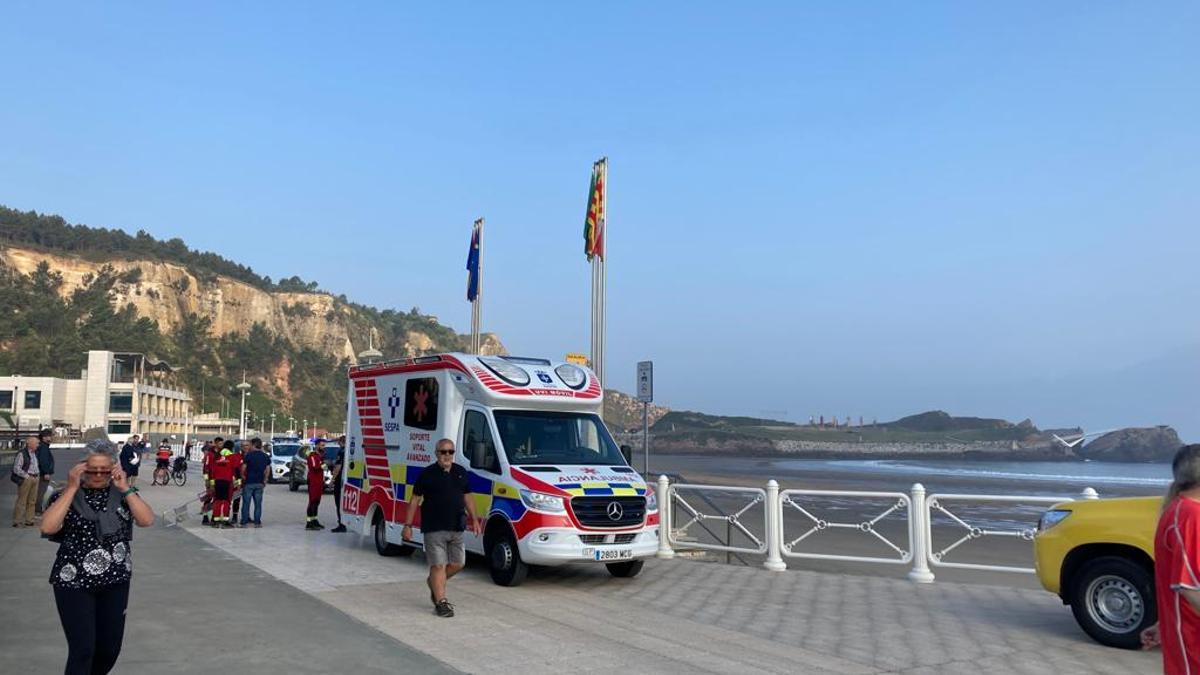 Un ambulancia en el paseo de Salinas, esta mañana