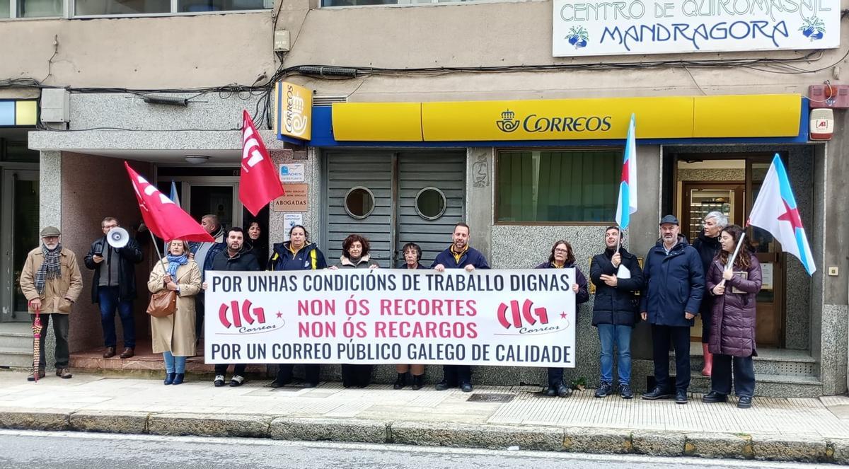 La última concentración ante la oficina de Correos en Bueu, con representantes de todos los grupos políticos de la corporación, que previamente aprobaron una moción para exigir mejoras en el servicio.