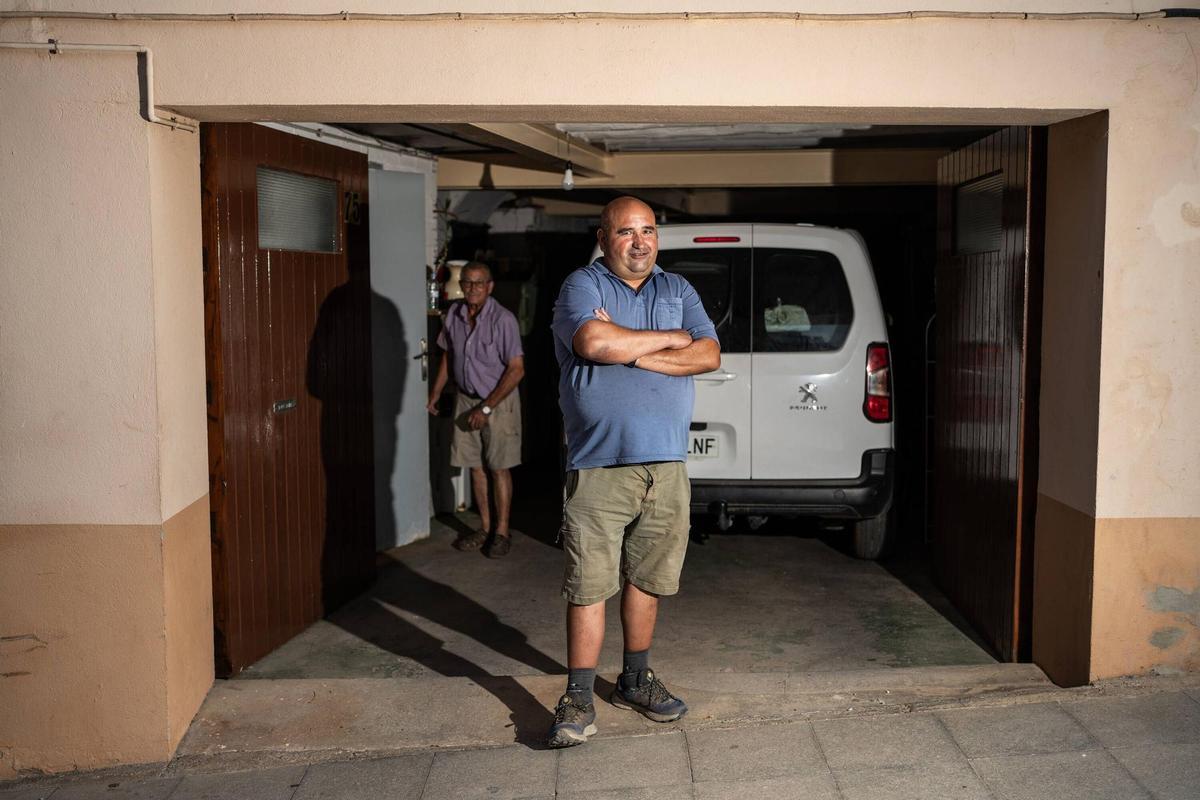 Jaume Mir, granjero, en el garage de su casa en Alcarràs, de madrugada.