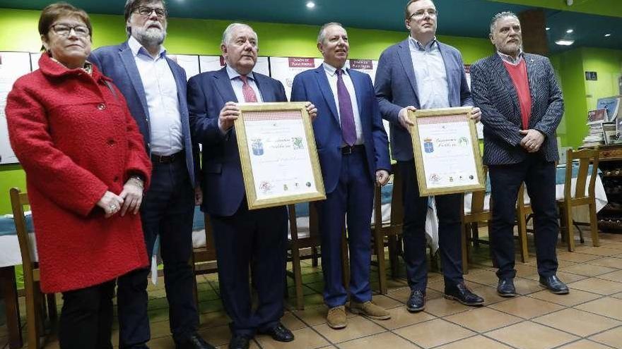 Belén García, Alberto Tirador, José Jiménez, Justo García, Tino Cortina y Luis Vicente González, durante la entrega de premios de cofrades predilectos, ayer, en el restaurante Yumay.