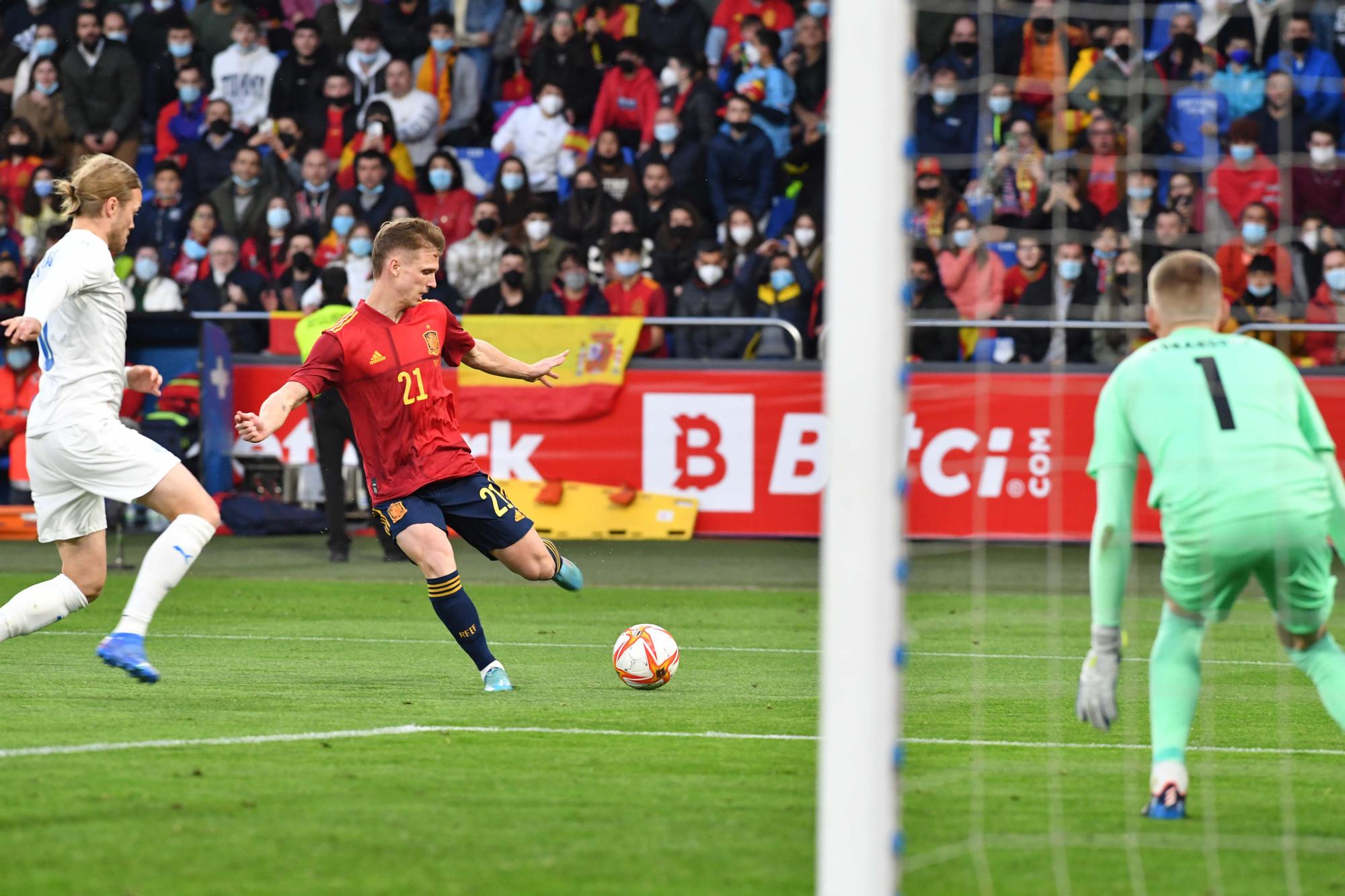 España golea a Islandia (5-0) en A Coruña con Riazor repleto