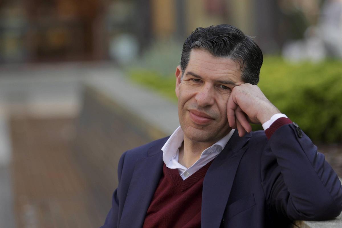 El filósofo y escritor Eduardo Infante, en la plaza del Antiguo Instituto, en Gijón.