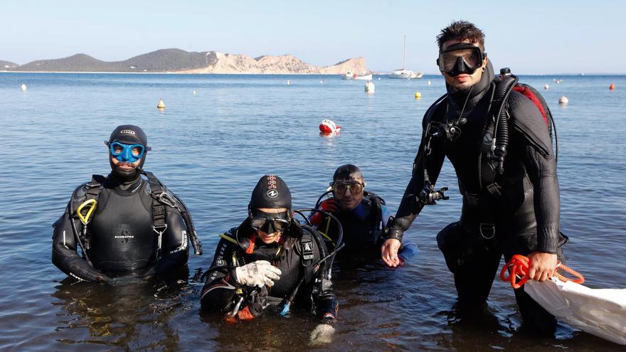 La plataforma Maltesa del Mar limpia de «trastos» el embarcadero de sa Caleta