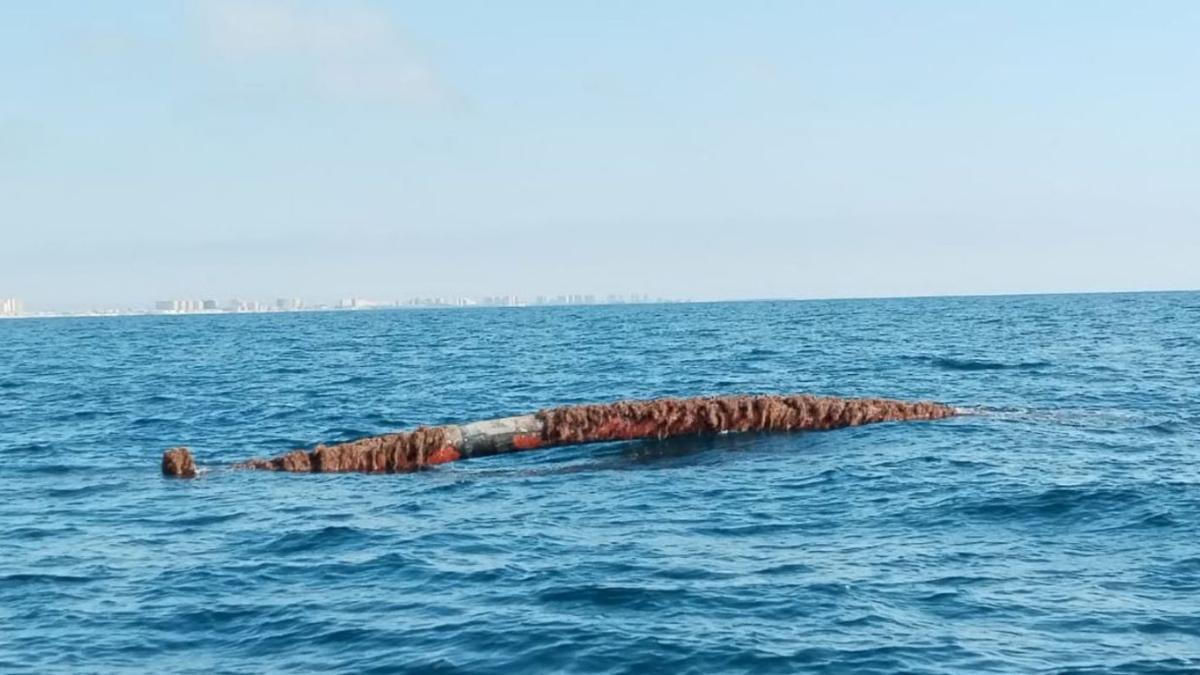 Parte del emisario submarino que ha salido a la superficie frente a la costa de La Manga. | 112RM