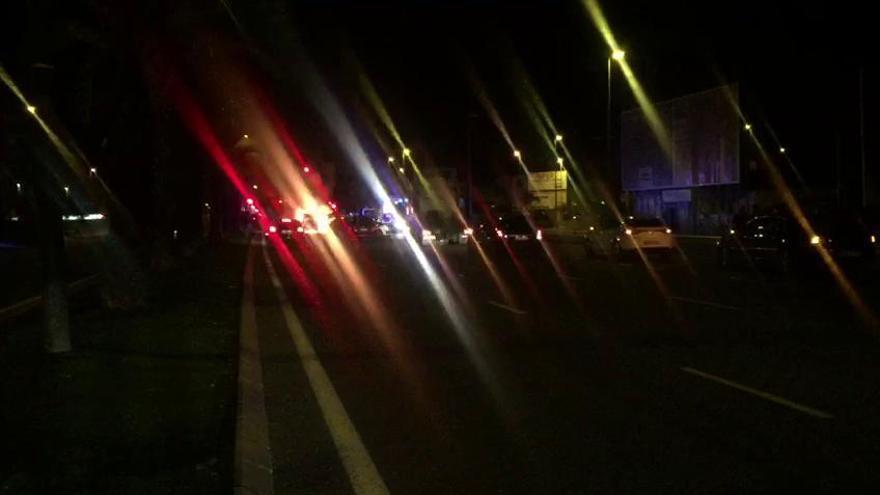 Incendiados un turismo y una furgoneta en Ronda Sur como resultado de un choque