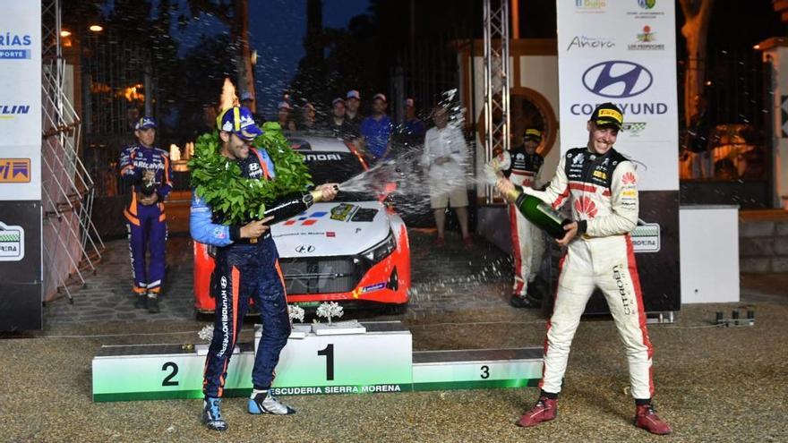 Los vencedores del Rallye Ciudad de Pozoblanco en la entrega de trofeos.