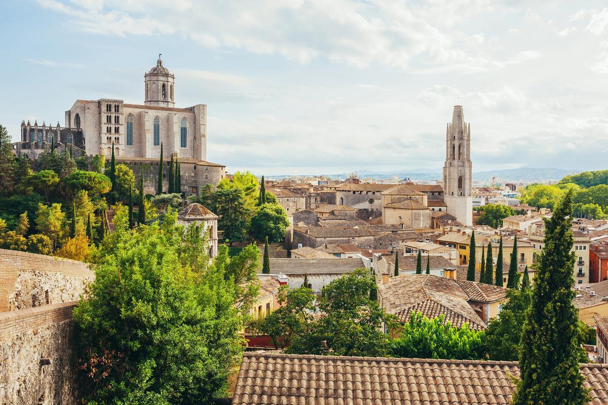 El casco antiguo de Gerona coronado por la Catedral de Santa María