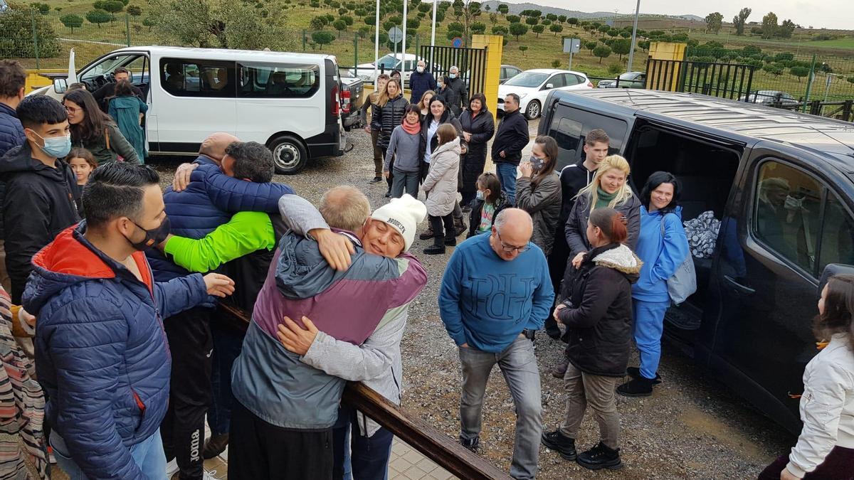 Recibimiento: vecinos de Fuente del Maestre abrazan a los refugiados tras llegar a la finca municipal Molano.